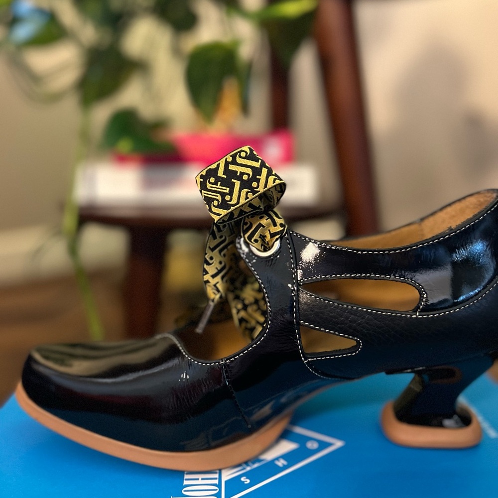 Elegant Black Patent Leather Women's Shoes NIB never worn US size 6